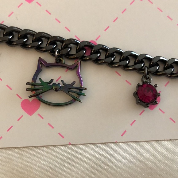 Betsey Johnson Gun Metal Tone Curb Link Cat & Flower Charm Bracelet NWT - Picture 5 of 16
